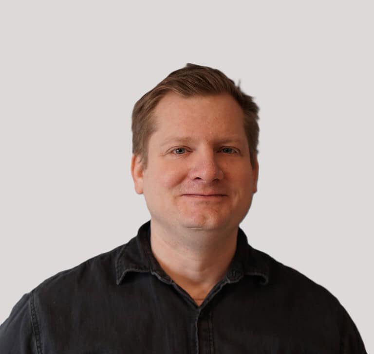 Kraftig mann smilende portrett på lys bakgrunn, nærbilde av kvinne forretningsperson, moderne kontoransiktsbilde, profesjonelt uttrykk, forretnings- og karrierebilder, online profil.