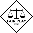 Balanseskala med "Fair Play" logo, symbol for rettferdighet og likestilling, på hvit bakgrunn.