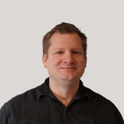 Kraftig mann smilende portrett på lys bakgrunn, nærbilde av kvinne forretningsperson, moderne kontoransiktsbilde, profesjonelt uttrykk, forretnings- og karrierebilder, online profil.